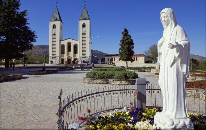 una immagine della chiesa di Medjugorje con la statua della Vergine una immagine della chiesa di Medjugorje con la statua della Vergine